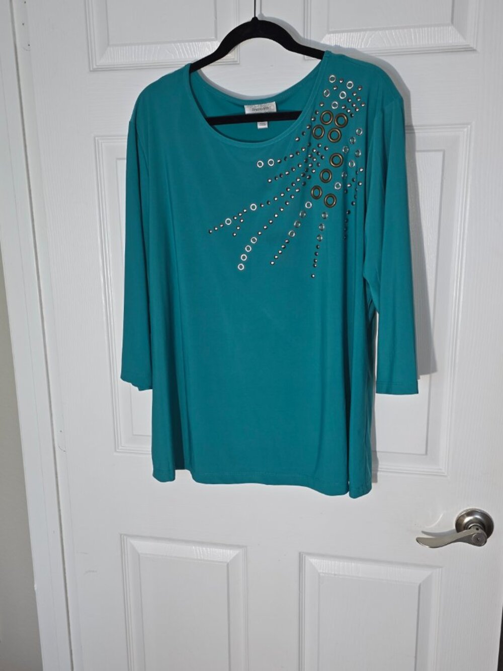 DressBarn  teal round-neck top size 1X features a striking asymmetrical cluster